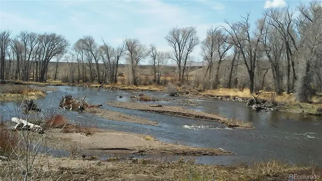 a view of a yard with a house