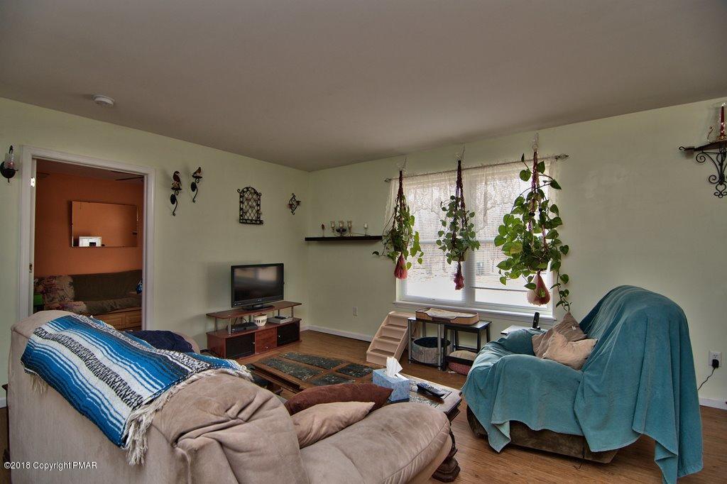 188 Hummingbird Trail Bushkill, PA 18324 - Photo 3 of 34 Liivng Room View 1