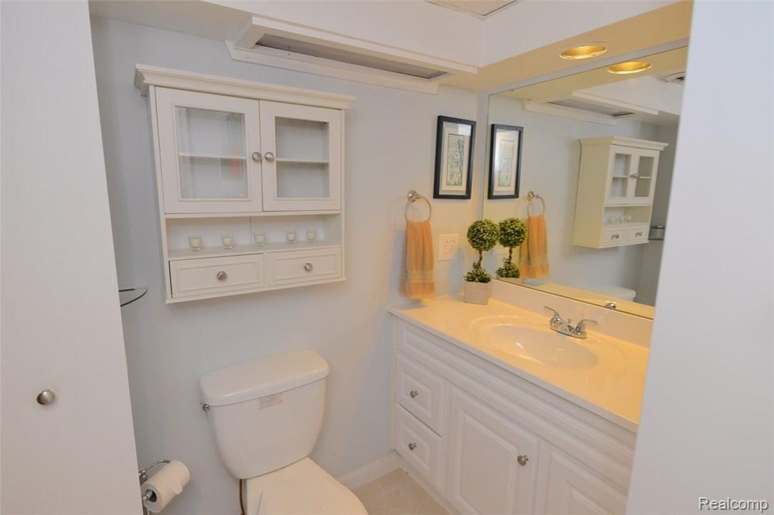 2154 Highsplint Drive Rochester, MI 48307 - Photo 35 of 42 Full Bathroom in Basement
