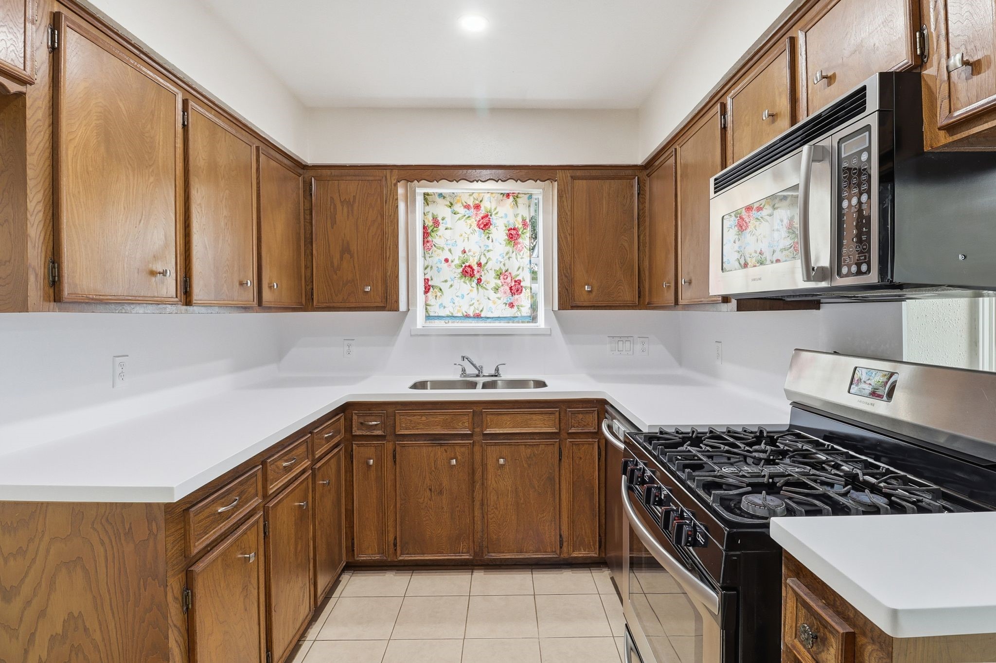 2000 Hamilton Street Rosenberg, TX 77471 - Photo 34 of 50 a kitchen with stainless steel appliances a stove a sink and a microwave