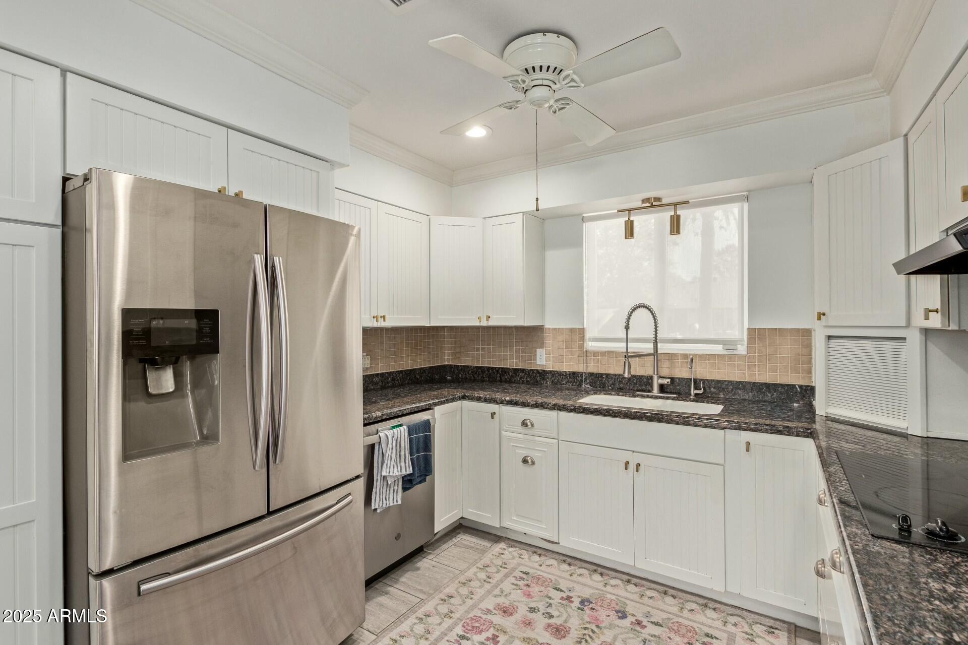 4718 North 35th Way Phoenix, AZ 85018 - Photo 4 of 20 Kitchen