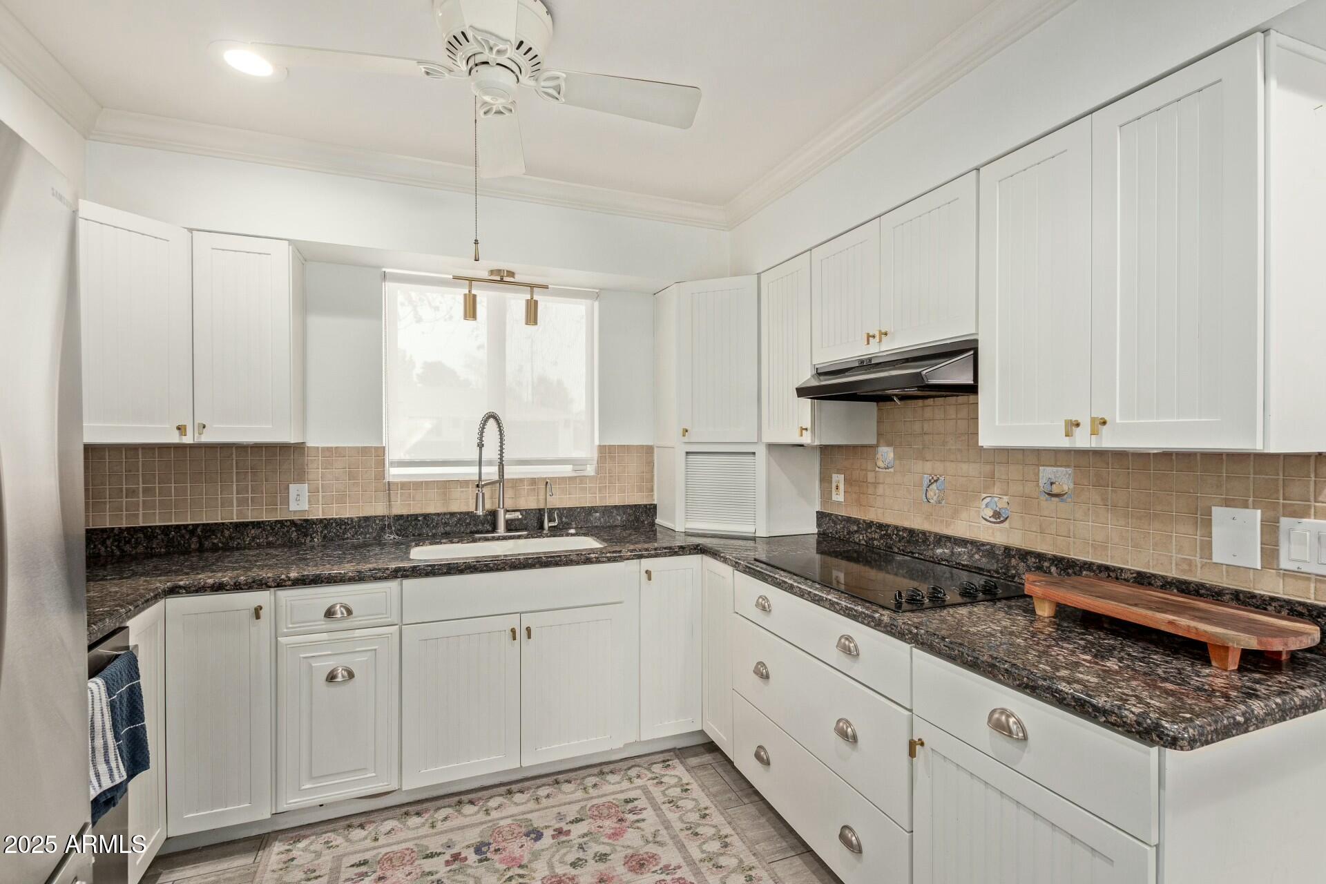 4718 North 35th Way Phoenix, AZ 85018 - Photo 5 of 20 Kitchen
