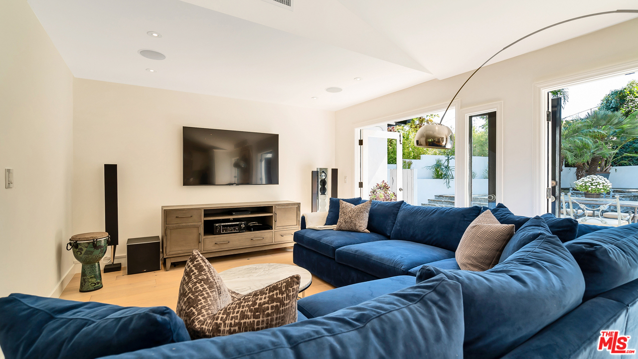 8160 Amor Road Los Angeles, CA 90046 - Photo 14 of 35 Gallery Image 14