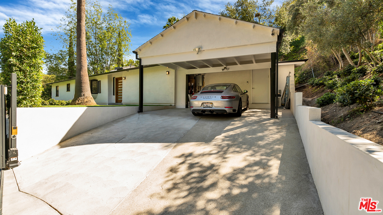 8160 Amor Road Los Angeles, CA 90046 - Photo 3 of 35 Gallery Image 3