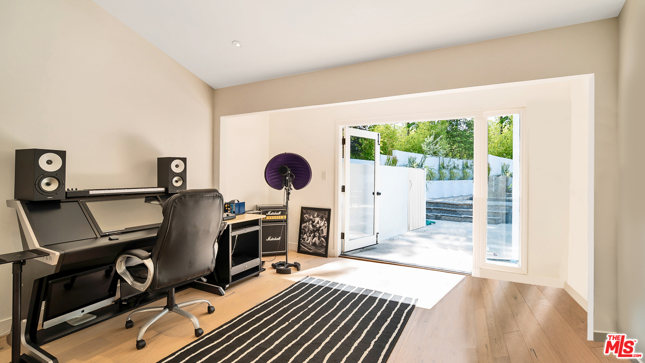 8160 Amor Road Los Angeles, CA 90046 - Photo 22 of 35 Gallery Image 22