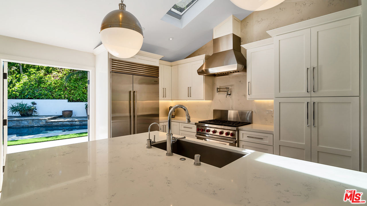 8160 Amor Road Los Angeles, CA 90046 - Photo 10 of 35 Gallery Image 10