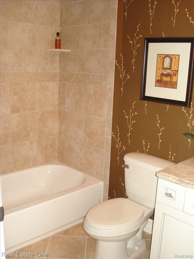 603 Poplar Court, Unit 16 Rochester, MI 48306 - Photo 3 of 12 pine orchard 080