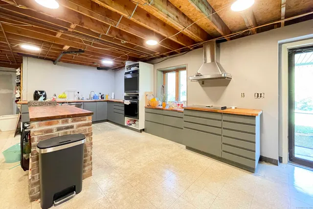 a view of a storage & utility room