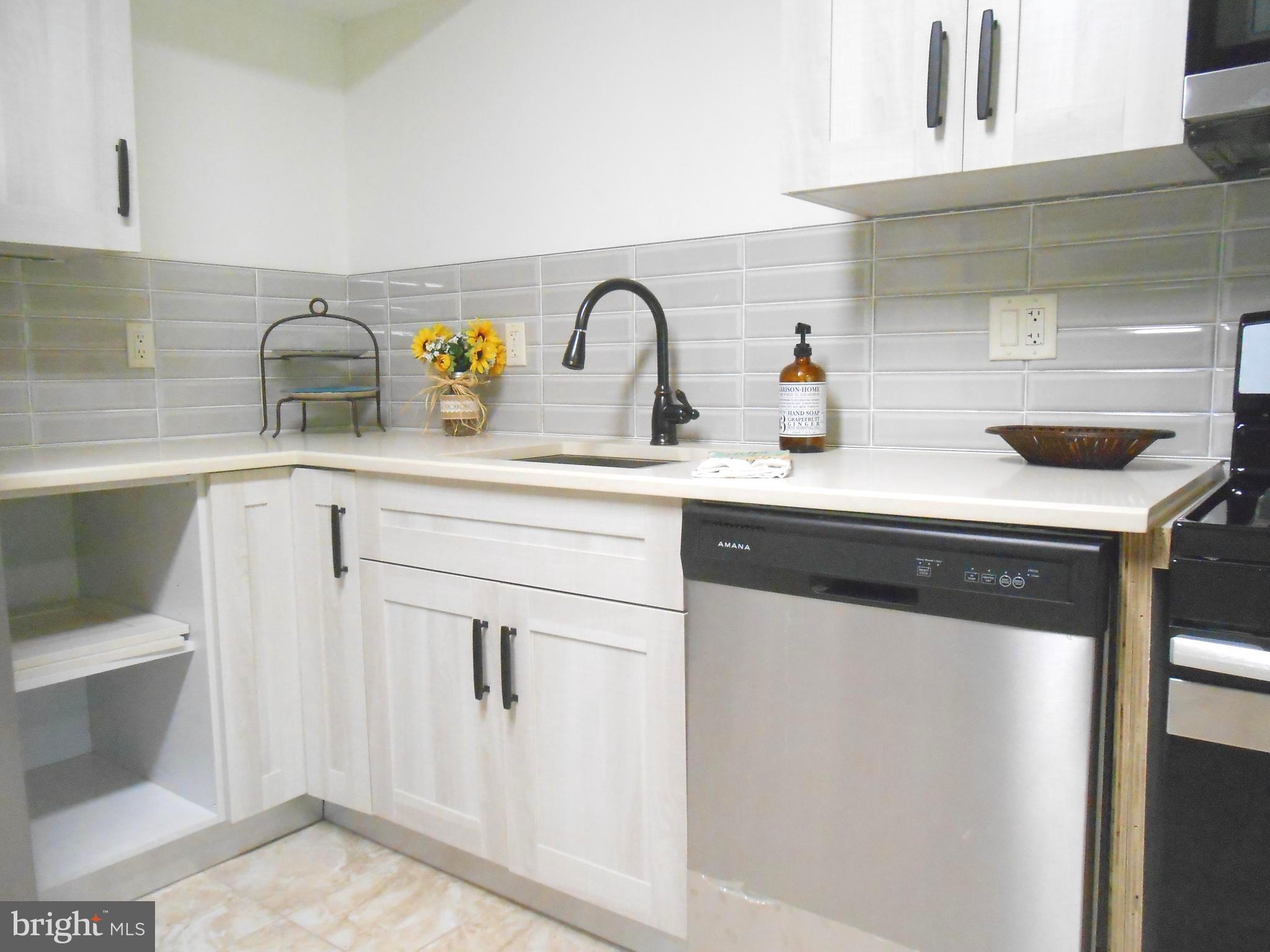 116 Cross Keys Road, Unit R116F Baltimore, MD 21210 - Photo 3 of 26 Lovely neutral pallet.