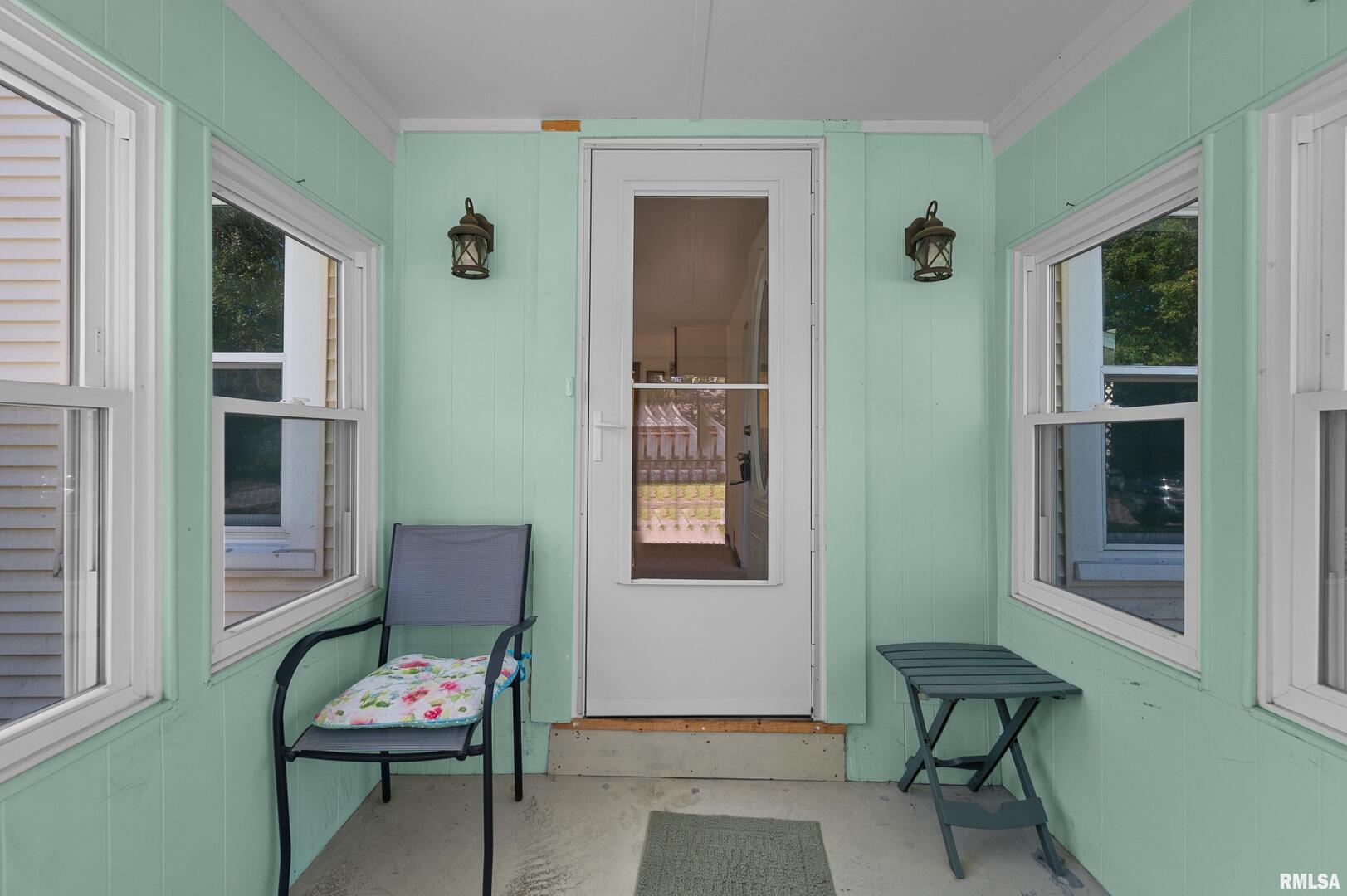 2375 31st Street, Unit A Moline, IL 61265 - Photo 2 of 26 a living room with furniture and a window