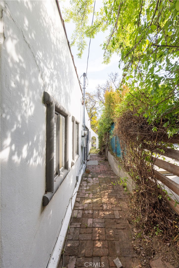 908 Summit Drive South Pasadena, CA 91030 - Photo 5 of 18 a view of a pathway of a house with a tree