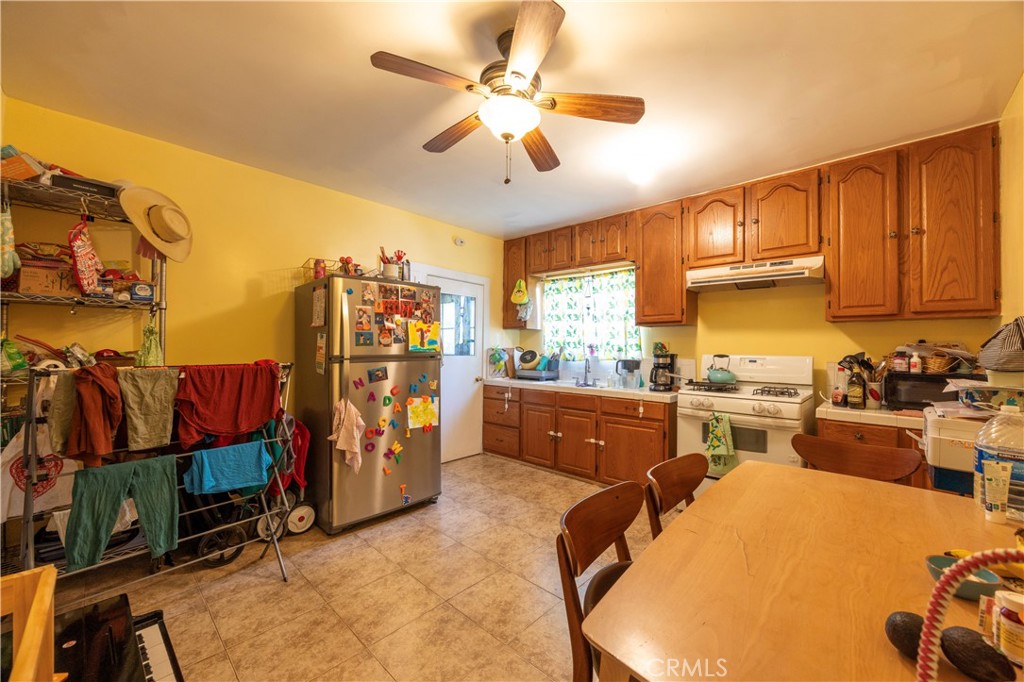 908 Summit Drive South Pasadena, CA 91030 - Photo 9 of 18 a bed room with a bed and a walk in closet