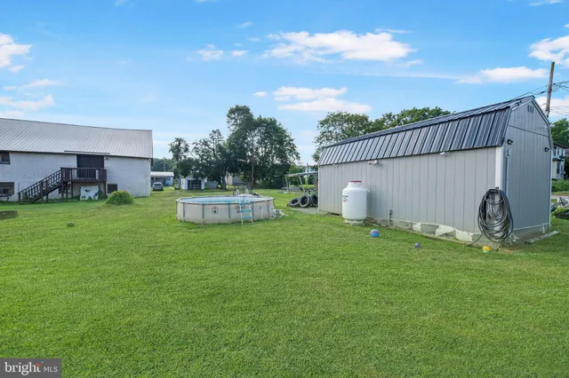 a view of a house with backyard and garden