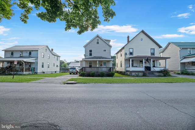 a house view with a outdoor space