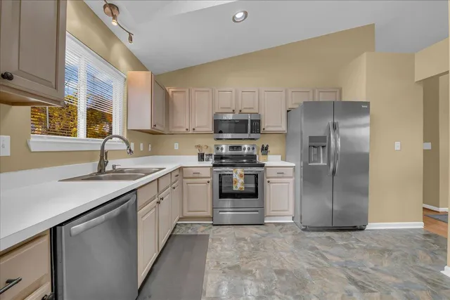 $299,900 | 5754 Lockwood Drive, Waterford, MI 48329