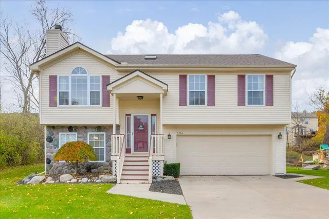 $299,900 | 5754 Lockwood Drive, Waterford, MI 48329