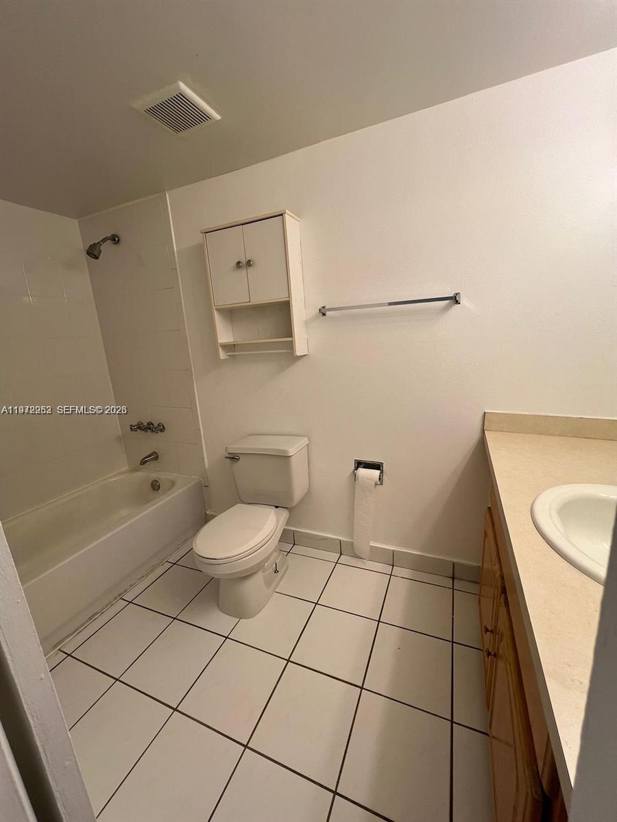 455 South Pine Island Road, Unit 410C Plantation, FL 33324 - Photo 29 of 35 a bathroom with a toilet a sink and bathtub