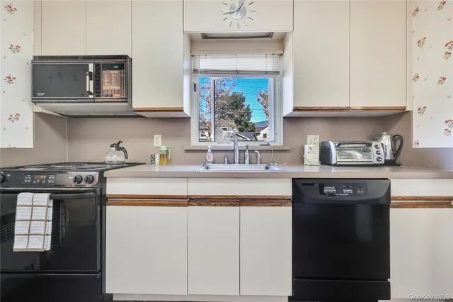 $1,199,000 | 7 Park Circle, Cedarhurst, NY 11516