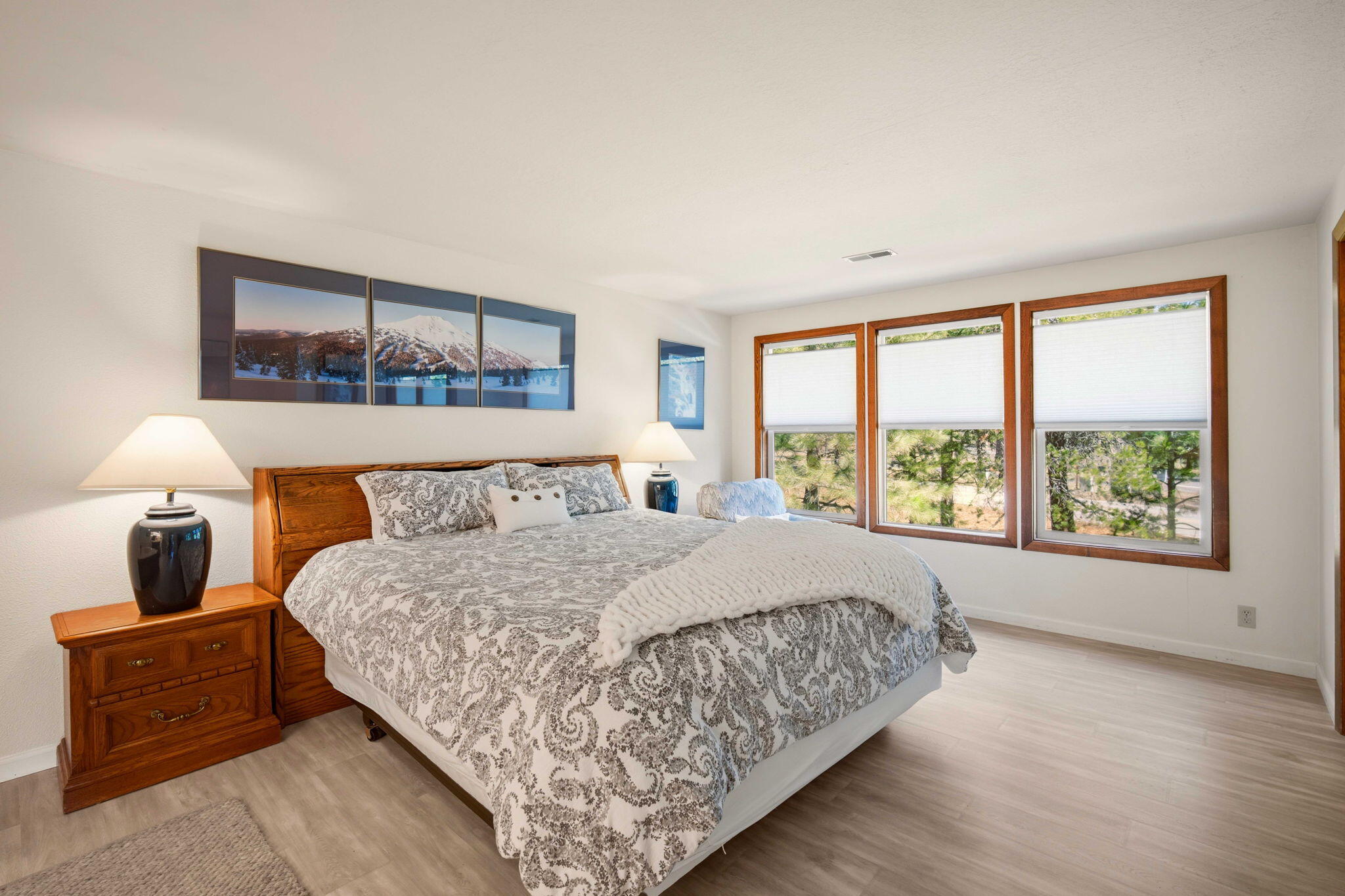 57305 Beaver Ridge Loop, Unit 8 Sunriver, OR 97707 - Photo 20 of 25 a bedroom with a large bed and a window