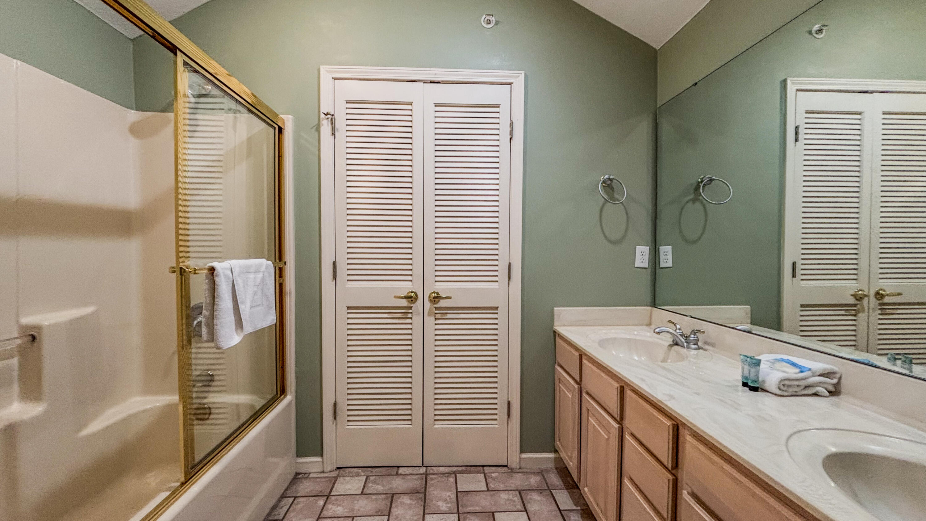 200 Glory Road Branson, MO 65616 - Photo 17 of 20 Upstairs bathroom Branson condo