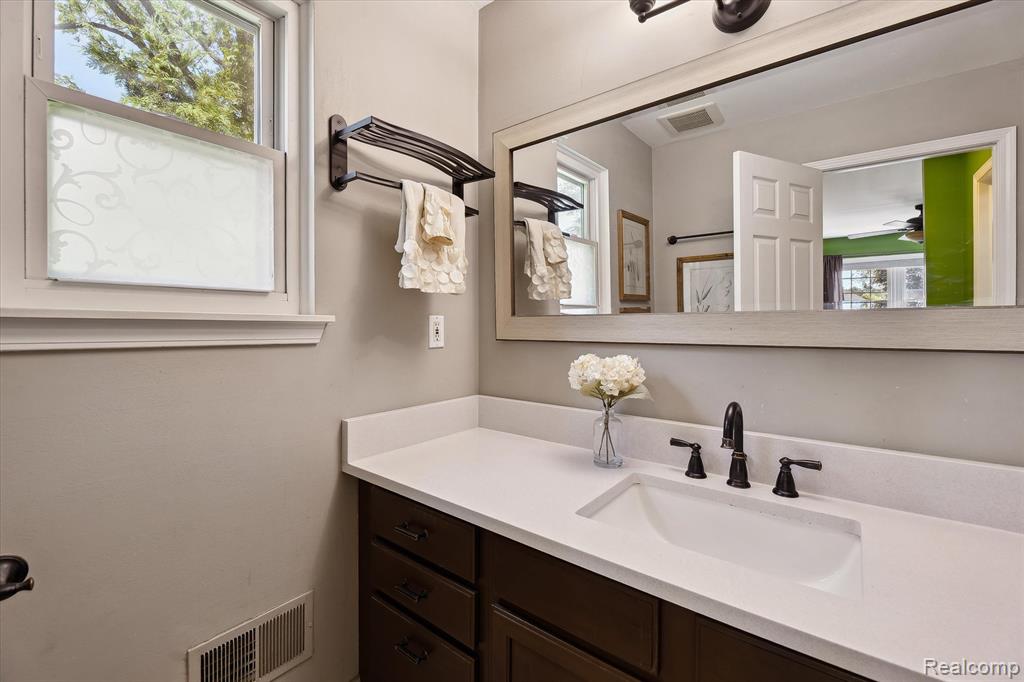 1430 Lee Wood Ridge Road Walled Lake, MI 48390 - Photo 28 of 58 Gallery Image 28