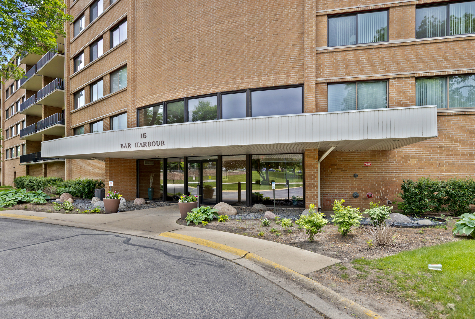 15 Bar Harbour Road, Unit 4F Schaumburg, IL 60193 - Photo 2 of 25 front view of a building