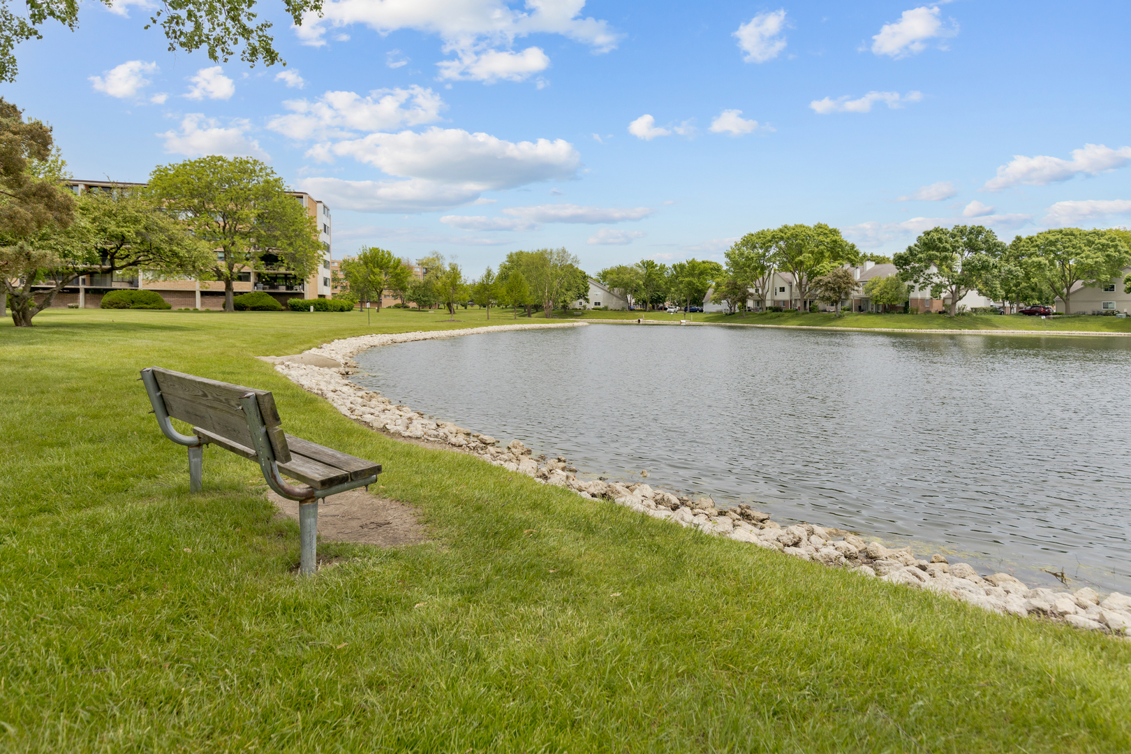 15 Bar Harbour Road, Unit 4F Schaumburg, IL 60193 - Photo 23 of 25 a view of a lake with houses in the back