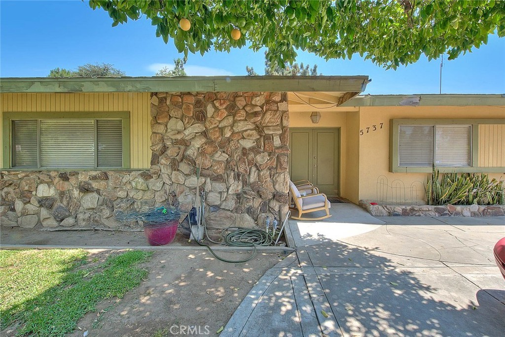 5737 Riverside Avenue Rialto, CA 92377 - Photo 2 of 33