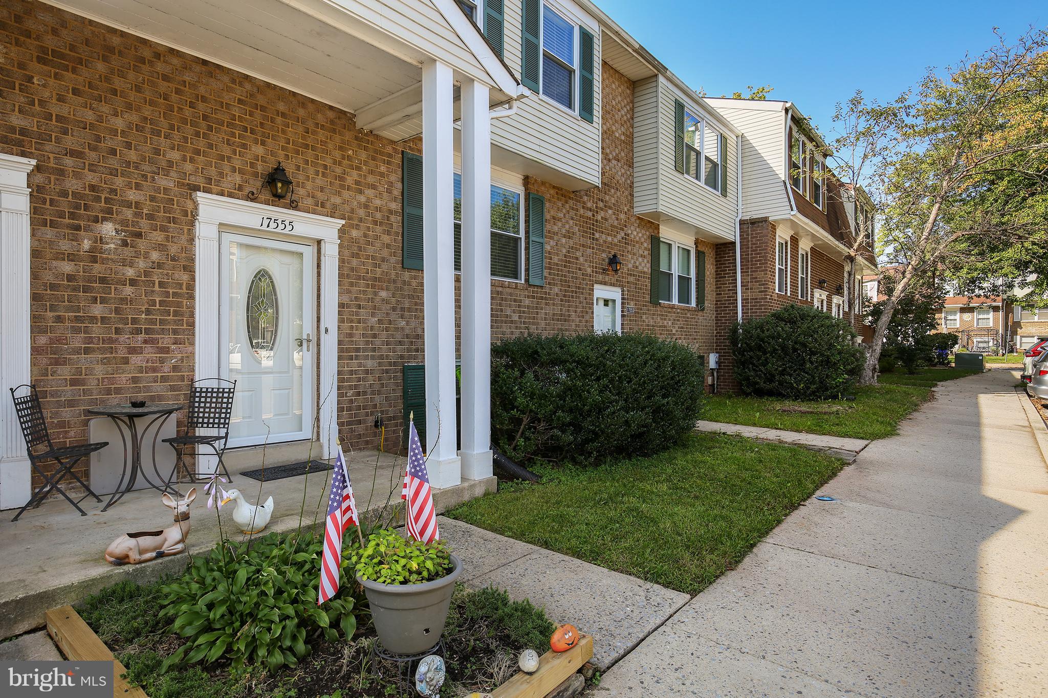17555 Kohlhoss Road Poolesville, MD 20837 - Photo 2 of 24 a front view of a house with garden