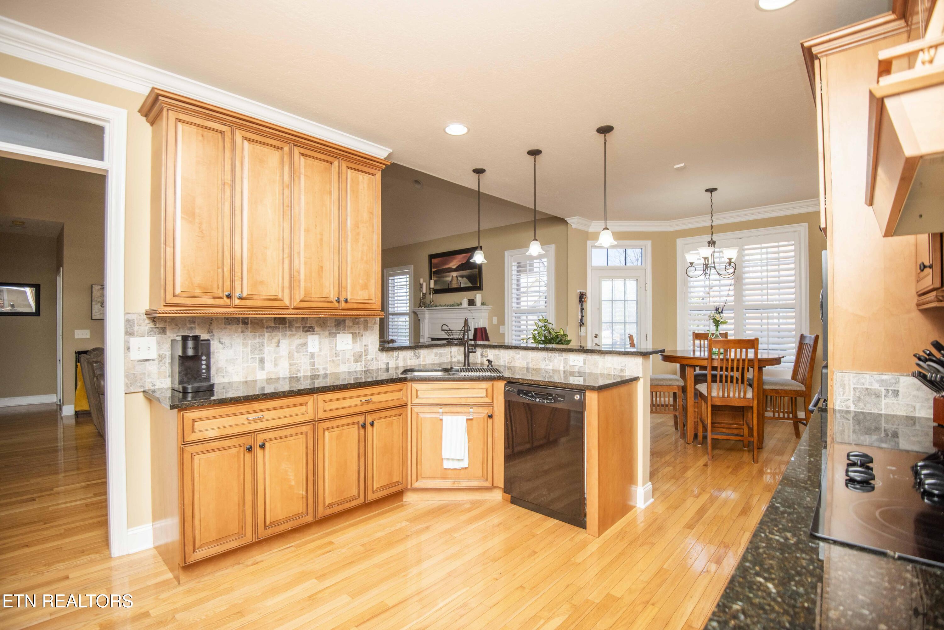 915 Crown Ridge Ln, Powell, TN 37849 - Photo 15 of 60 16j_1