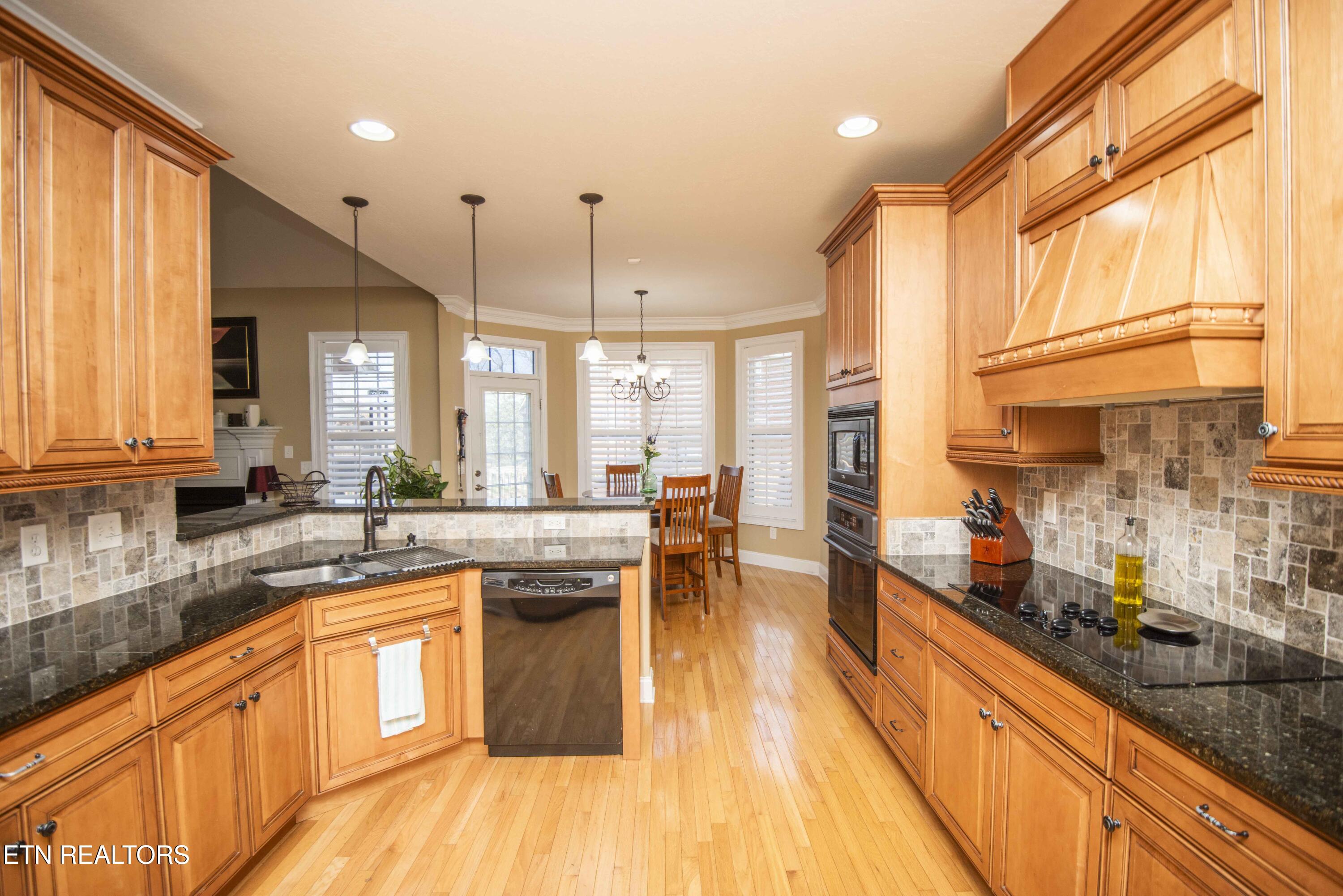 915 Crown Ridge Ln, Powell, TN 37849 - Photo 16 of 60 17_1