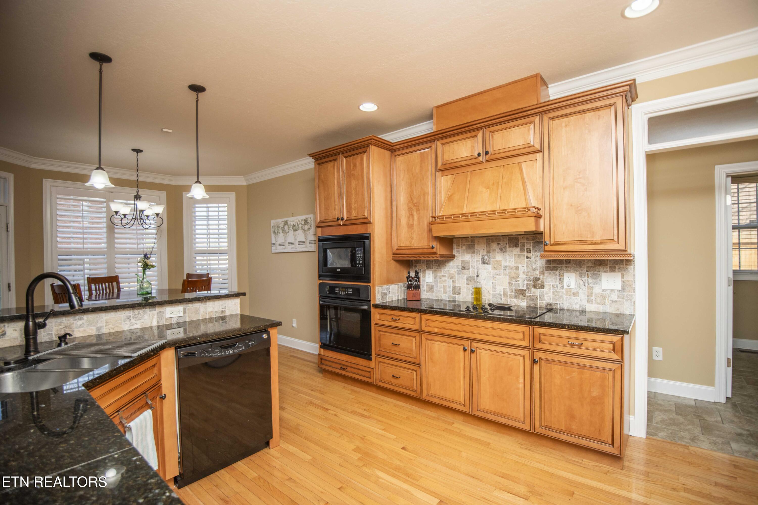915 Crown Ridge Ln, Powell, TN 37849 - Photo 17 of 60 18_1