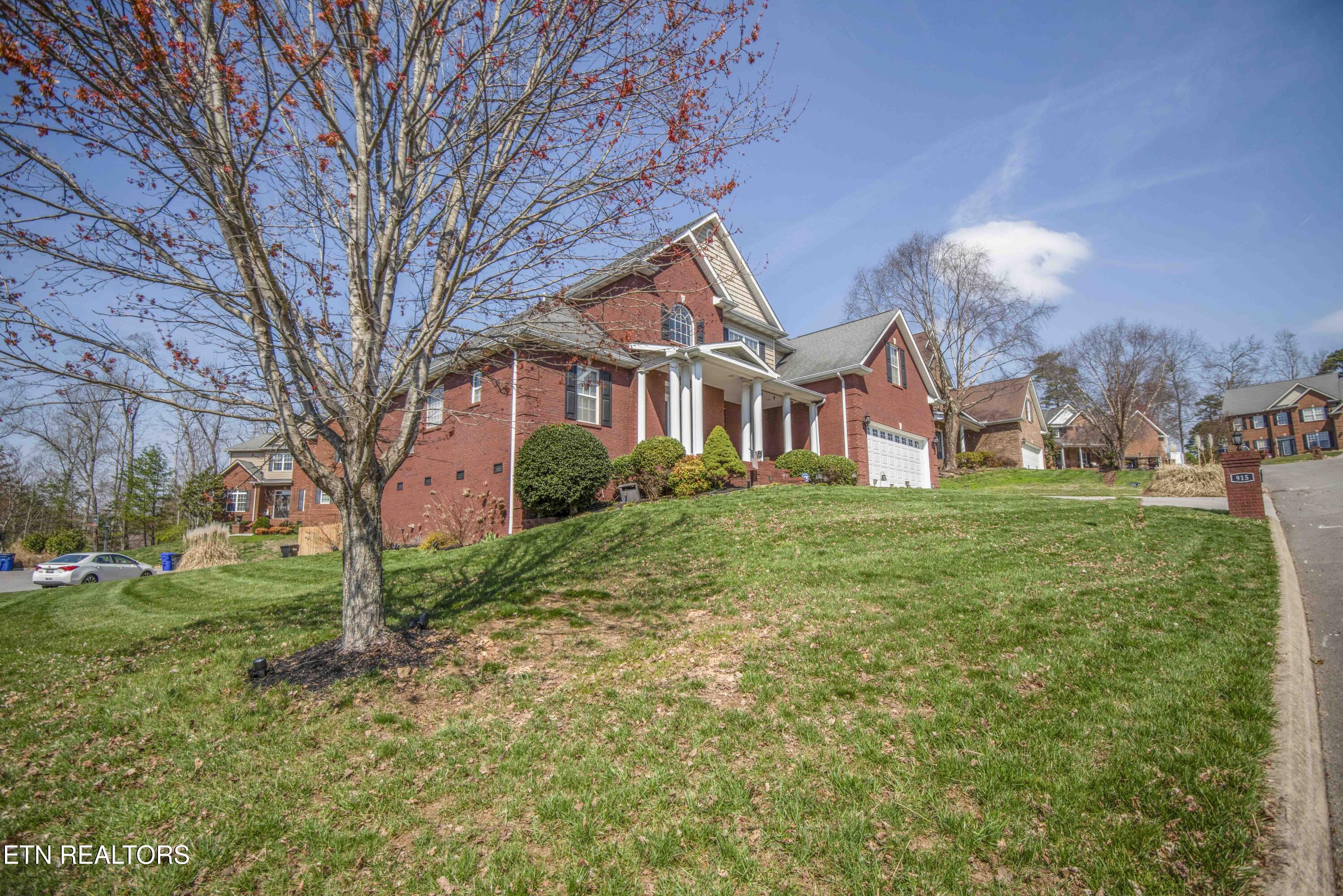 915 Crown Ridge Ln, Powell, TN 37849 - Photo 2 of 60 2_1
