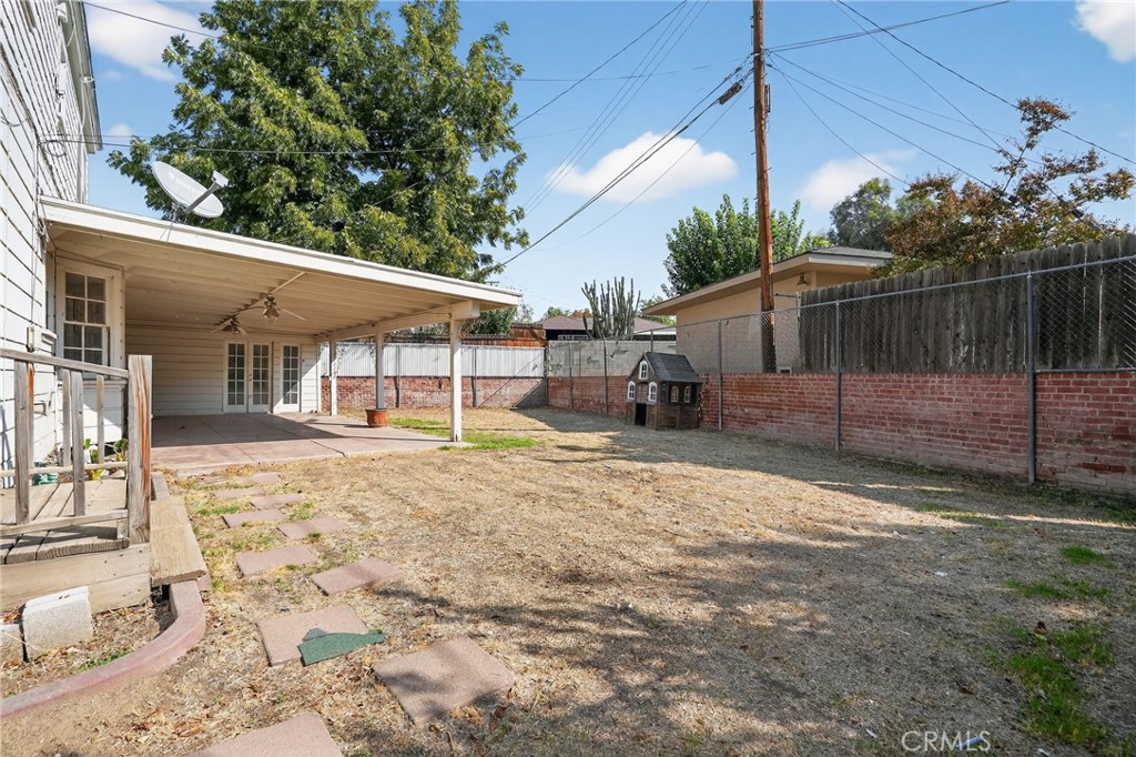 1717 Locust Ravine Bakersfield, CA 93306 - Photo 5 of 29 a backyard of a house with table and chairs