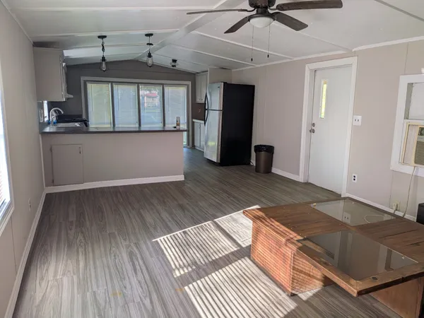 $1,250 | 158 West Taylor, Hardin, TX 77575