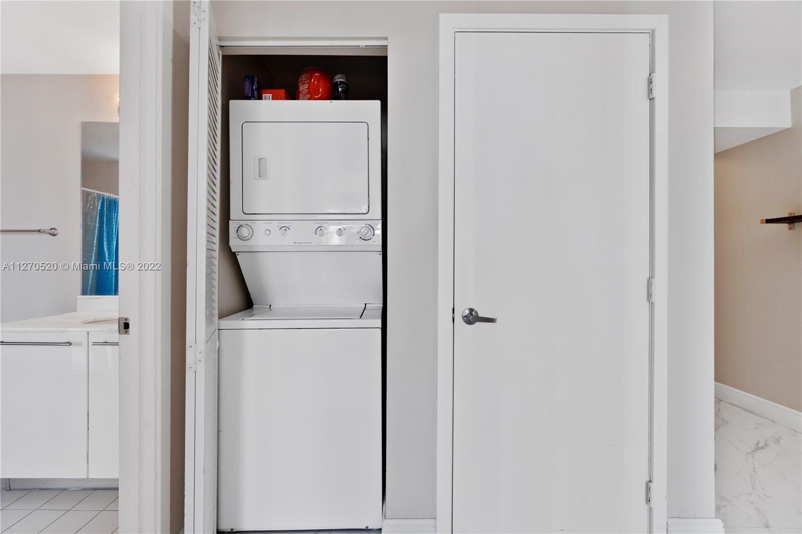 888 Biscayne Boulevard, Unit 3301 Miami, FL 33132 - Photo 27 of 29 a utility room with dryer and washer