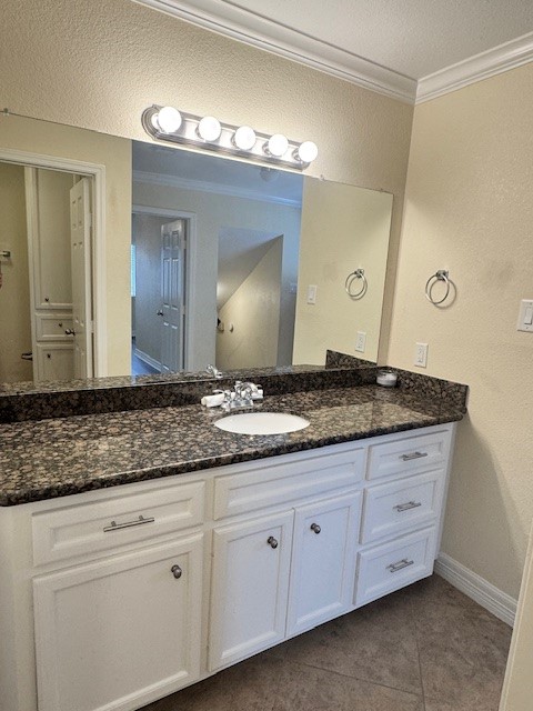 14020 Schroeder Road, Unit 151 Houston, TX 77070 - Photo 20 of 26 a bathroom with a granite countertop sink and a mirror