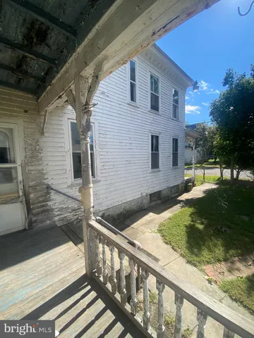 a view of a house with backyard and trees