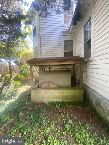 a view of a back yard of the house