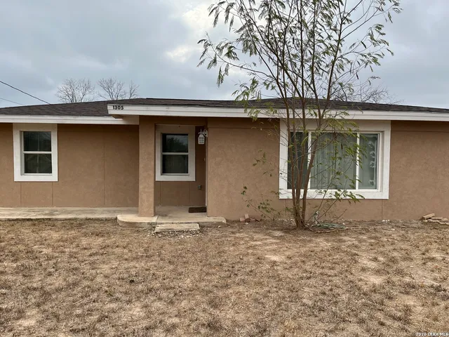 $194,500 | 1305 North 1st Street, Carrizo Springs, TX 78834
