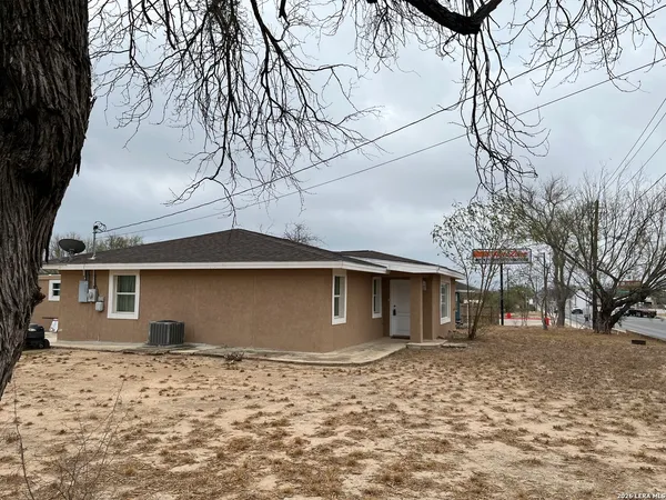 $194,500 | 1305 North 1st Street, Carrizo Springs, TX 78834