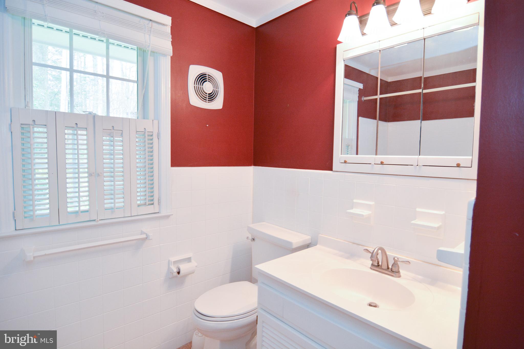404 Snuff Mill Road Wilmington, DE 19807 - Photo 16 of 49 1st fl Bath can shift to private en-suite.