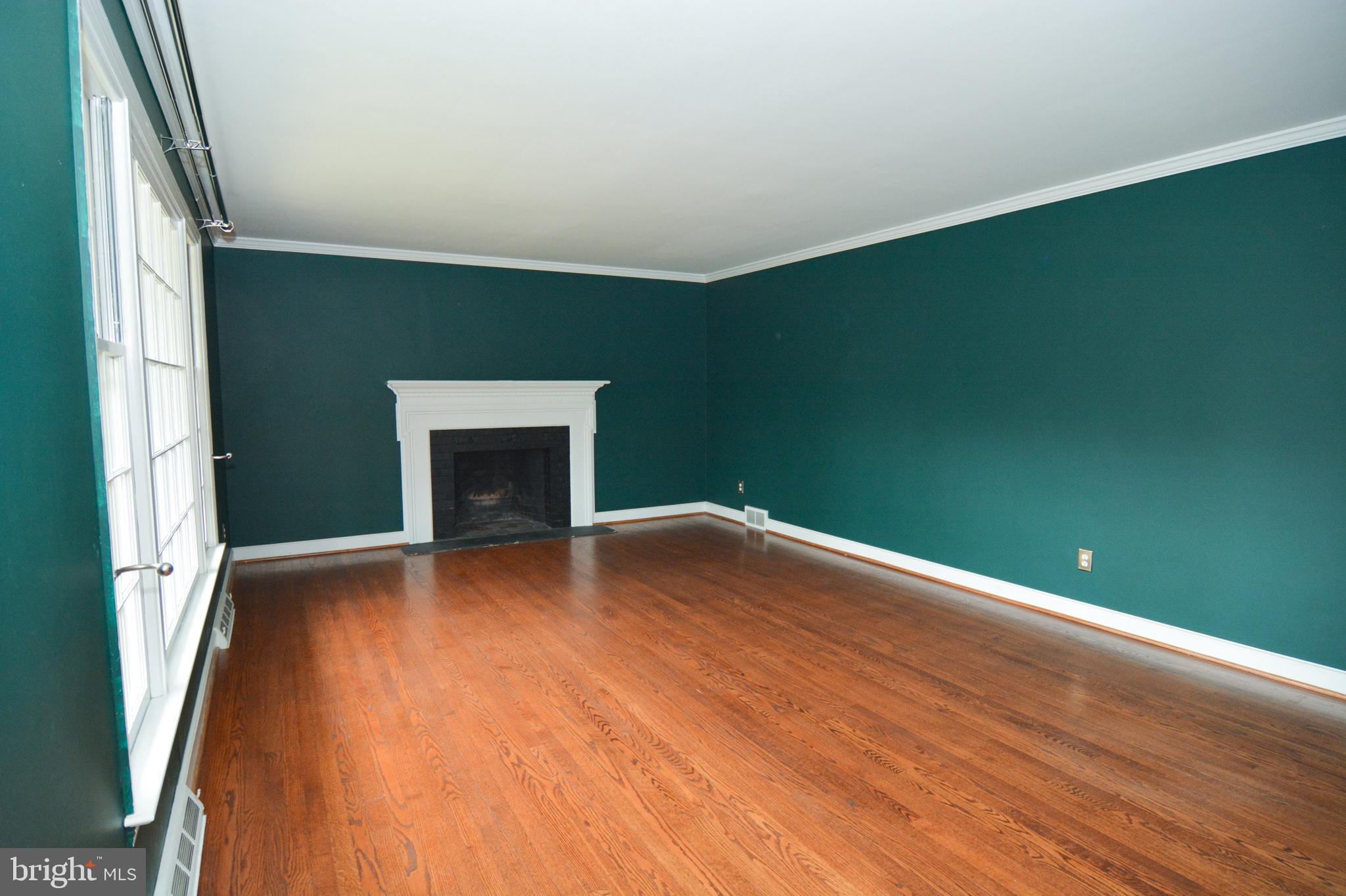404 Snuff Mill Road Wilmington, DE 19807 - Photo 5 of 49 Expansive Living room w/Hwd and FP