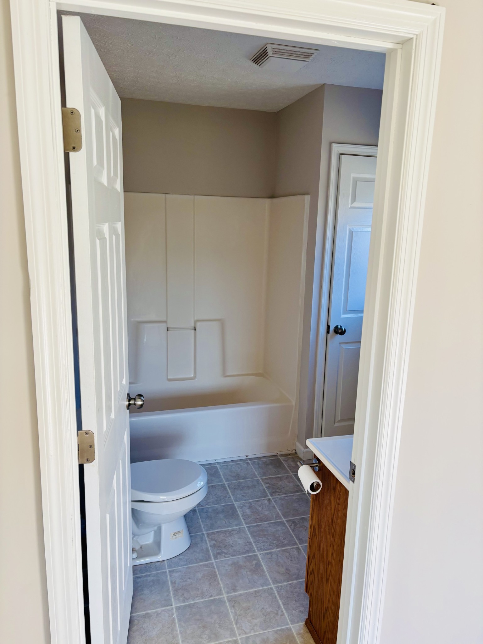 510 Gant Road Shelbyville, TN 37160 - Photo 19 of 35 a bathroom with a toilet and a shower