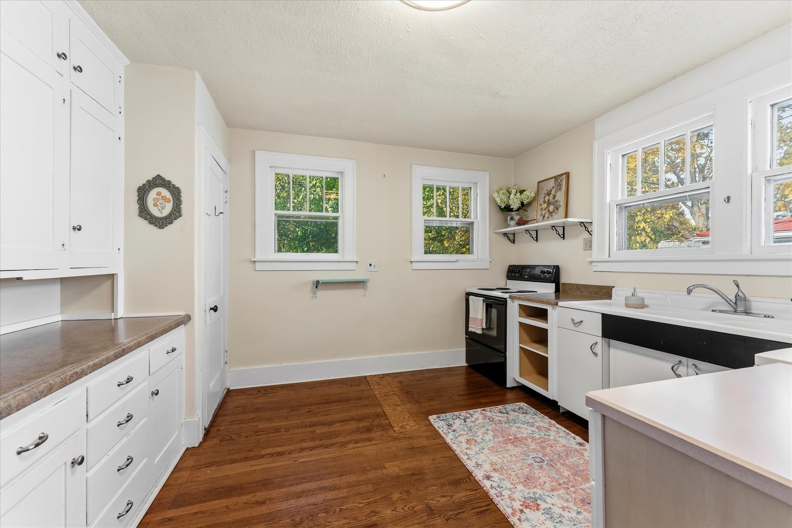707 South Pine Street Champaign, IL 61820 - Photo 13 of 32 a kitchen with granite countertop a stove a sink and a refrigerator