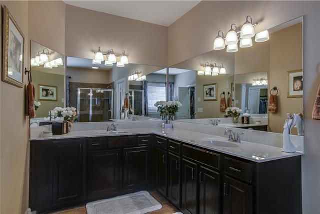 125 Circuit Road Franklin, TN 37064 - Photo 11 of 20 Master bath is spacious and has a separate shower and jetted tub.
