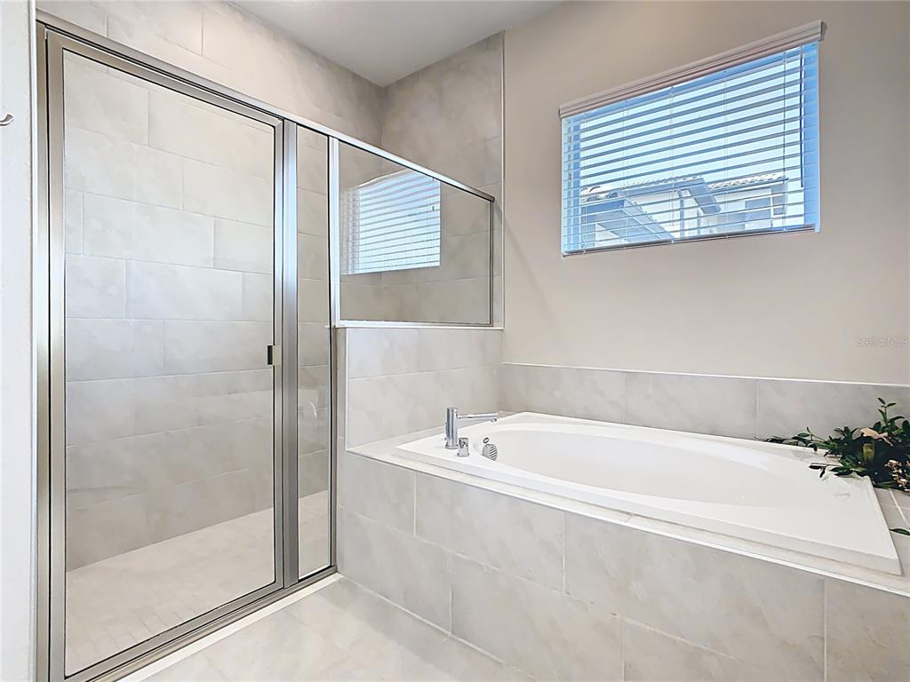 7948 Jacks Clb Drive Reunion, FL 34747 - Photo 66 of 85 a white bath tub sitting next to a shower