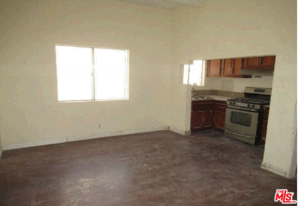 243 East 29th Street Los Angeles, CA 90011 - Photo 2 of 5 an empty room with windows