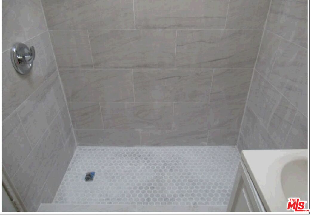 243 East 29th Street Los Angeles, CA 90011 - Photo 3 of 5 a bathroom with a bathtub