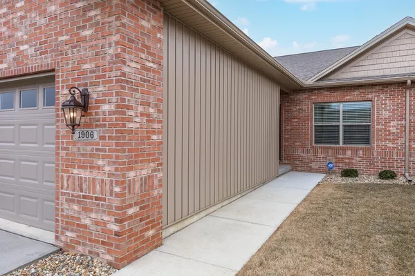 $409,900 | 1906 Dunraven Road, Bloomington, IL 61704